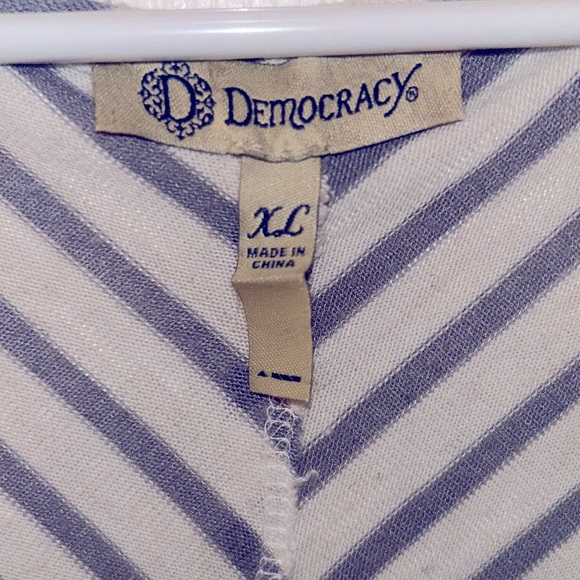 WOMANS BLUE AND WHITE STRIPED LONG SLEEVE SHIRT 👕 - Picture 3 of 4